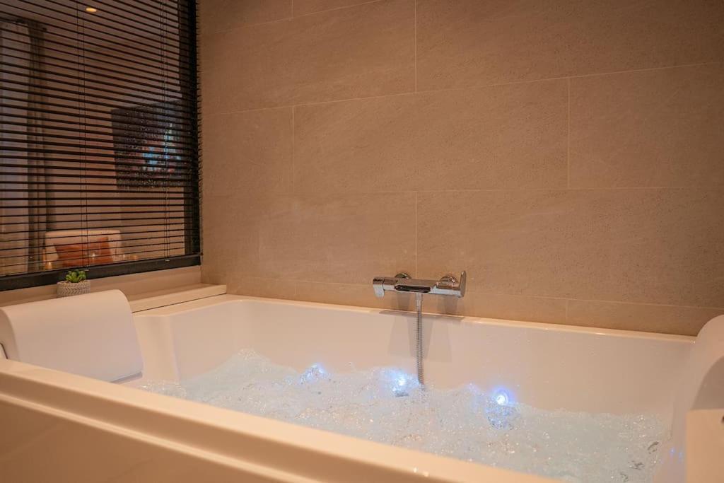 Suite De Luxe Jacuzzi Balneo,King Size Bed Collobrières المظهر الخارجي الصورة