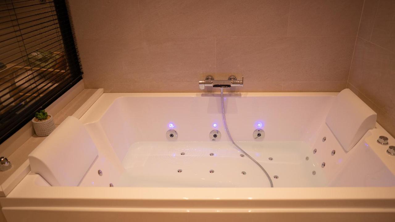 Suite De Luxe Jacuzzi Balneo,King Size Bed Collobrières المظهر الخارجي الصورة